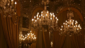 Interno lussuoso e high-end di un palazzo classico